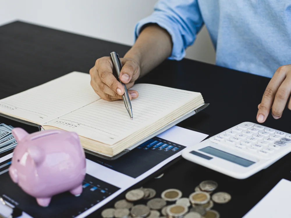 Planilha de orçamento familiar mostrando receitas, despesas e economias para controle financeiro.