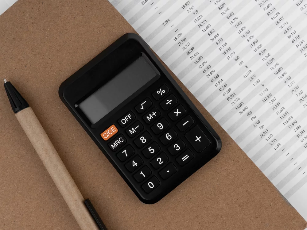 Uma caneta, calculadora e fazer algumas contas são passos simples para estabelecer metas financeiras e começar organizar as finanças.