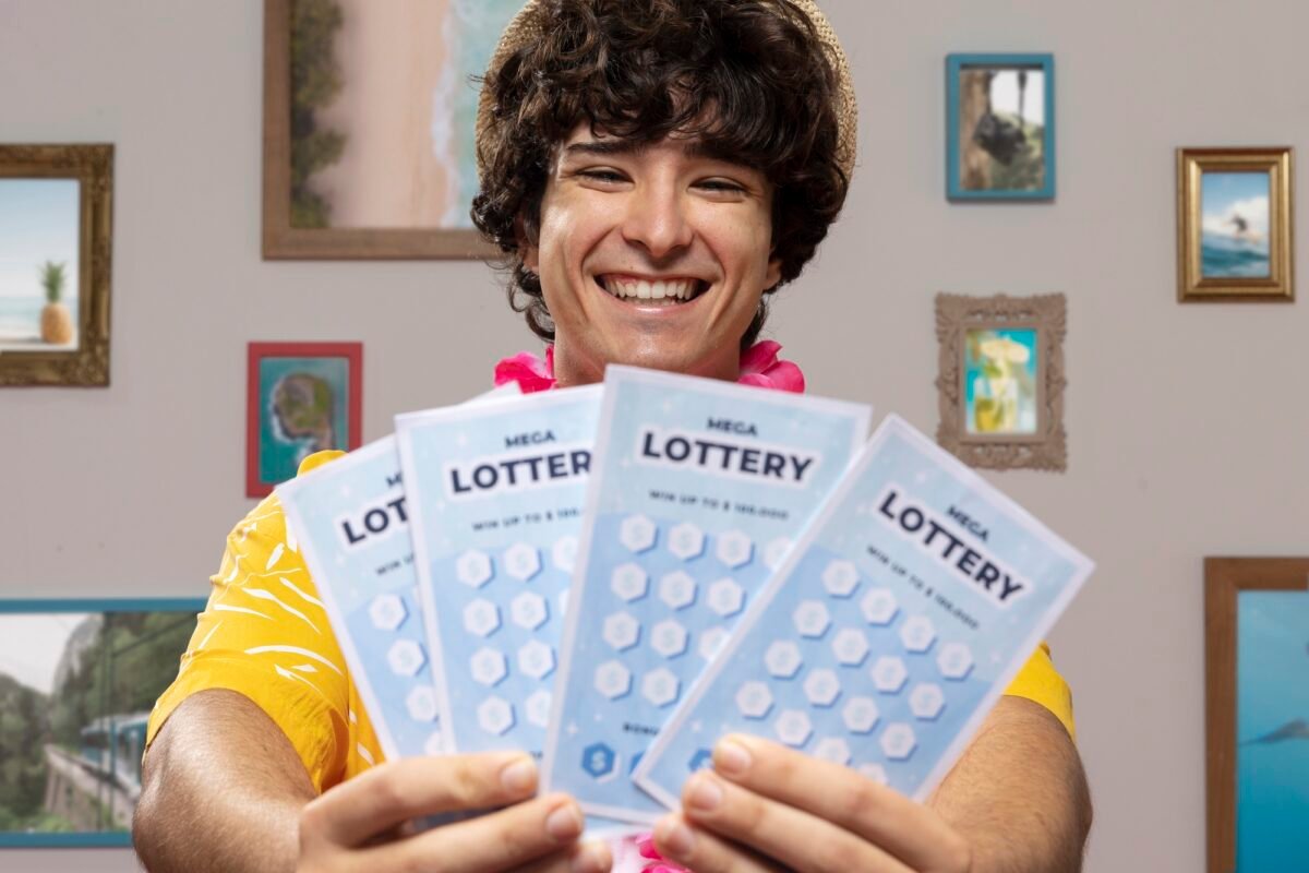 homem sorrindo segurando bilhetes de loteria.