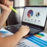 Infográfico explicativo sobre a teoria do incentivo com elementos e fluxos visuais.